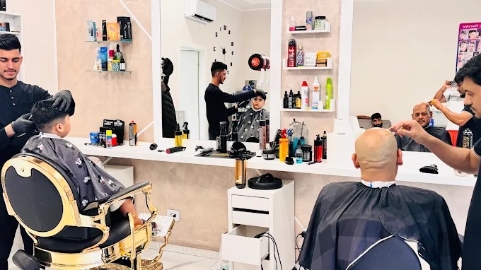 Interno Barber Shop Imran Mehdi Busto Arsizio Poltrone Oro e Barbiere al Lavoro