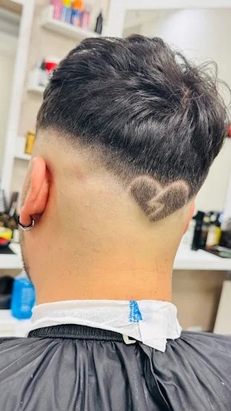 Taglio con Cuore sul Collo